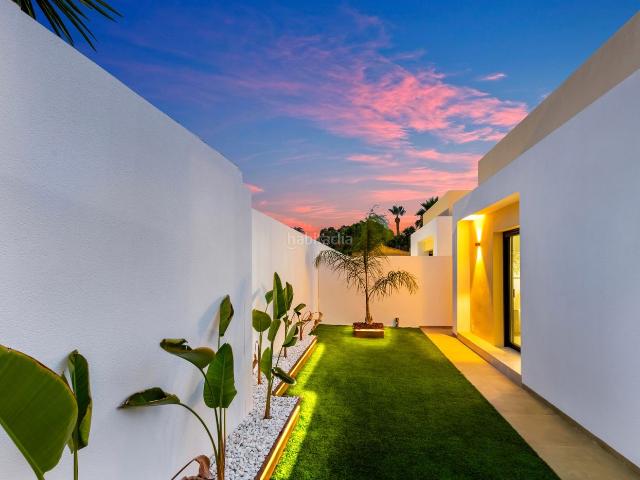 Casa en venta en Torrevieja, Zona Carrefour Urbanizaciones. En una de las zonas residenciales con mayor proyección de Torrevieja nace un exclusivo conjunto de villas que transforma la forma. Casas.
