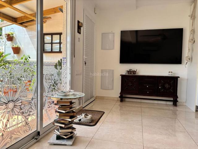 Casa en venta en Torrevieja, Zona Carrefour Urbanizaciones. Encantadora casa adosada en planta baja con amplia terraza en Torreta Torrevieja. Casas.