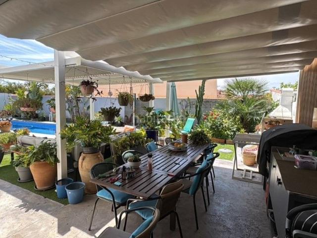 Casa en venta en Torrevieja, Zona Carrefour Urbanizaciones. Elegante Villa Reformada con Piscina Privada y Cocina Exterior. Casas.