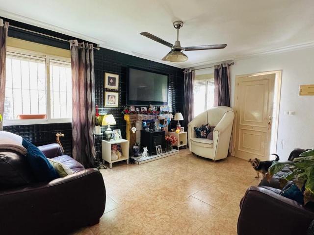 Casa en venta en Torrevieja, Zona Carrefour Urbanizaciones. Esta fantástica casa de tres dormitorios y dos baños, orientada al sur, está situada en la popular zona de San Luis, a poca distan. Casas.