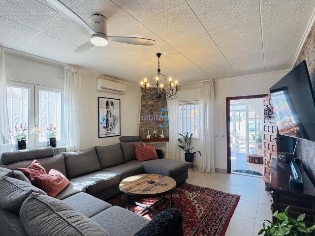 Casa en venta en Torrevieja, Zona Carrefour Urbanizaciones. Esta preciosa villa de tres dormitorios y tres baños, orientada al sur, está situada en la popular zona de San Luis, a tan poca di. Casas.