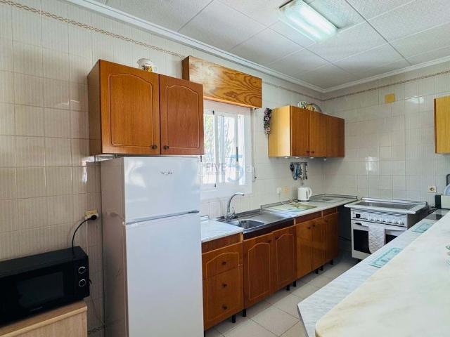 Casa en venta en Torrevieja, Zona Carrefour Urbanizaciones. Esta preciosa villa independiente está situada en San Luis, una zona residencial popular conocida por su entorno tranquilo y, al m. Casas.