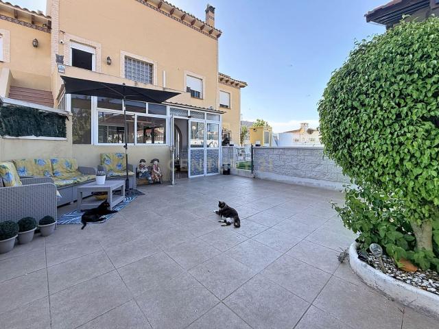 Casa en venta en Torrevieja, Zona Carrefour Urbanizaciones. Espectacular Villa Totalmente Reformada en Torreta Florida, Torrevieja. Casas.