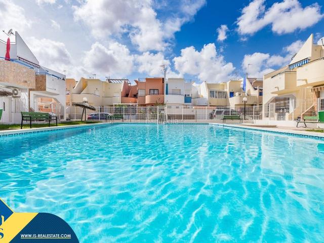 Casa en venta en Torrevieja, Zona Carrefour Urbanizaciones. Se vende bungalow con terraza en España, en la provincia de Alicante, en la localidad de Orihuela Costa Bungalow de 2 habitacione. Casas.