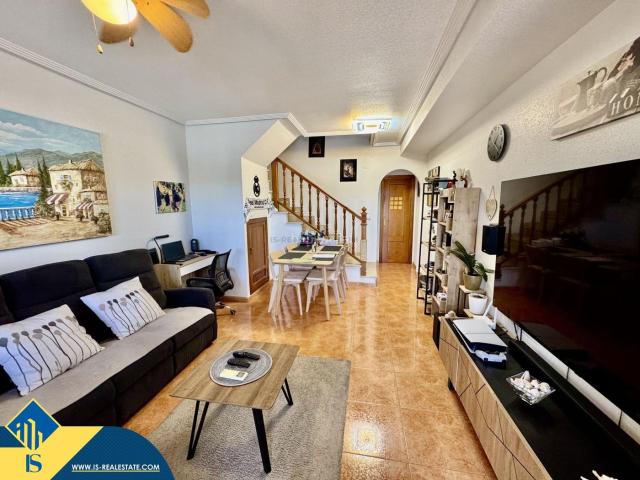 Casa en venta en Torrevieja, Zona Carrefour Urbanizaciones. Se vende piso con piscina comunitaria en España, en la provincia de Alicante, en la ciudad de Torrevieja, en el barrio de Playa de. Casas.