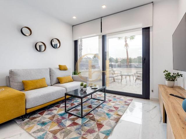 Casa en venta en Torrevieja, Zona Carrefour Urbanizaciones. Precioso Bungalow con su modernidad y sostenibilidad en Torrevieja. Casas.