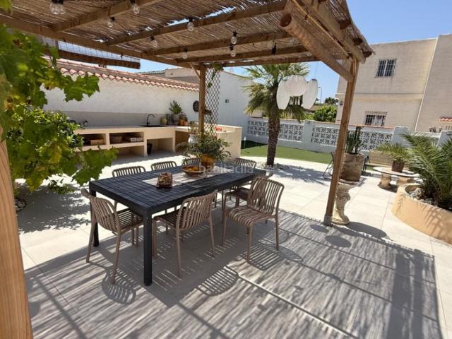 Casa en venta en Torrevieja, Zona Carrefour Urbanizaciones. Presentamos esta villa independiente de tres habitaciones y dos bantildeos, elegantemente presentada, idealmente ubicada en el cod. Casas.