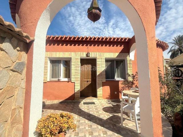 Casa en venta en Torrevieja, Zona Carrefour Urbanizaciones. Villa de una sola planta con 3 dormitorios, solárium y piscina privada en El Chaparral, Torrevieja. Amplia parcela, terrazas, jard. Casas.
