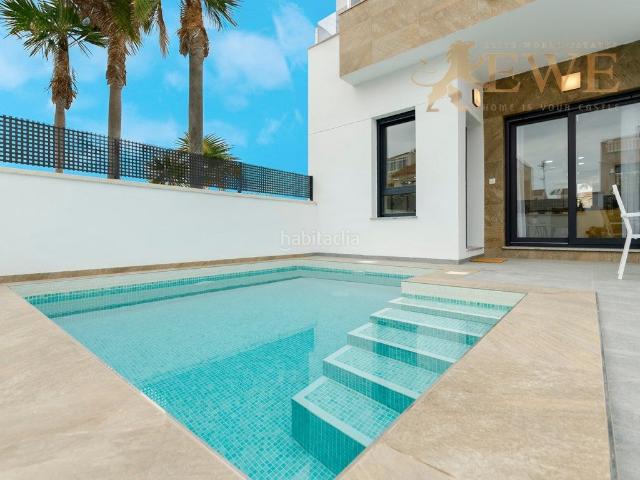 Casa en venta en Torrevieja, Zona Carrefour Urbanizaciones. Villa lista para entrar a vivir con piscina cerca del lago rosa en Torrevieja. Casas.