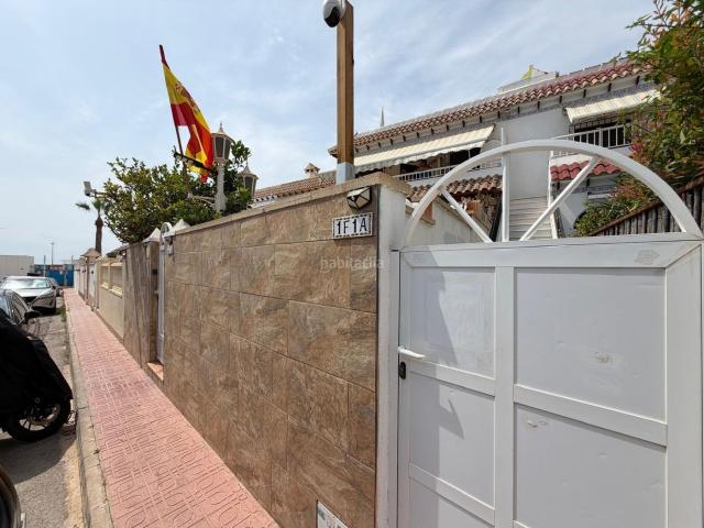 Casa en venta en Torrevieja, Zona los Frutales. BUNGALOW EN LOS FRUTALES EN PLANTA ALTA CON VISTAS PANORAMICAS AL MAR Y CON SOLARUIM PRIVADO DE 50 M2. CON 2 DORM. 1 BAÑO. SUPERFI. Casas.