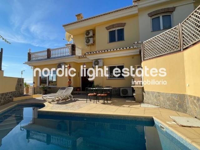Casa en venta en Torrox, Urbanización Santa Rosa. Casas.