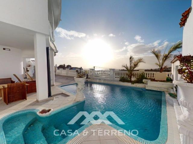 Casa en venta en Torrox, Urbanización Santa Rosa. Chalet en venta en Torrox con impresionantes vistas al mar y a la montaña. Casas.