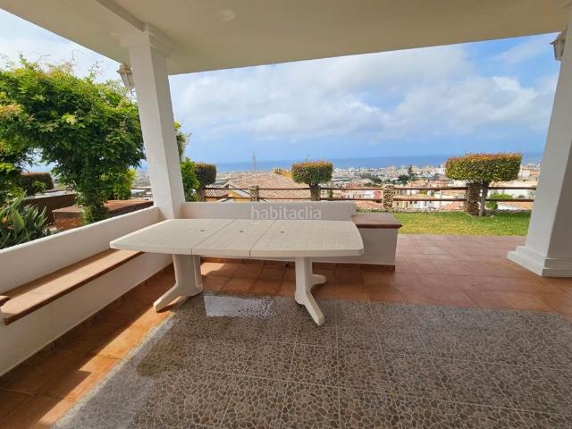 Casa en venta en Torrox, Urbanización Santa Rosa. Gran villa con piscina, jacuzzi y vistas al mar en TorroxCosta. Casas.