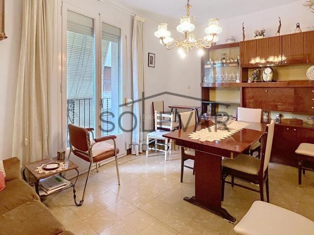 Casa en venta en Tremp Pirineos. Casa de pueblo con local comercial alquilado en pleno centro histórico de Tremp. Casas.