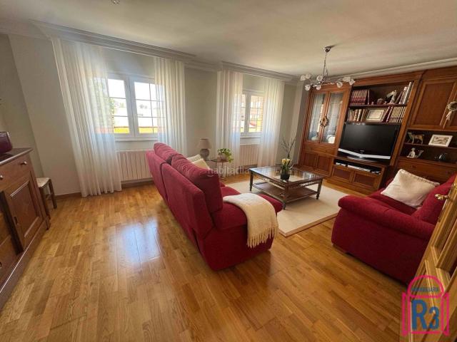 Casa en venta en Trobajo del camino. Casa individual con local, amplio garaje y terraza. Casas Trobajo del.