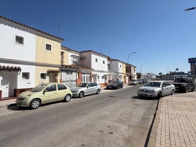 Casa en venta en Utrera, Torre Cruz Los Molinos. ADOSADO CON GARAJE. Casas.