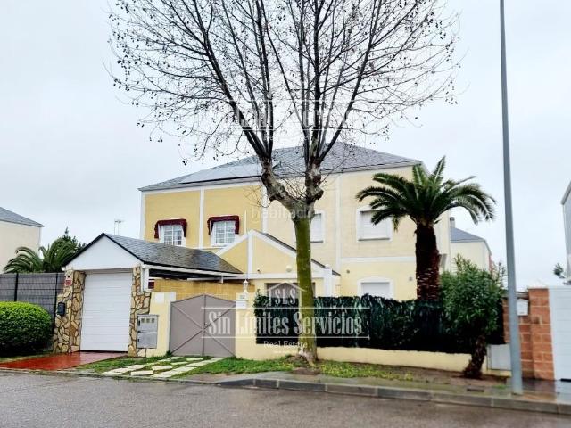 Casa en venta en Ugena. Amplio chalet pareado con parcela de 300 m2. Casas.