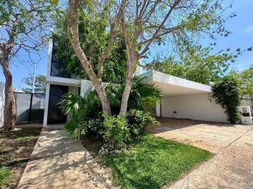 Casa en Venta en una Privada con amenidades al norte de Mérida