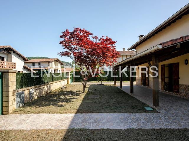 Casa en venta en Urnieta. Amplio chalet unifamiliar a 10 minutos de San Sebastián. Casas.