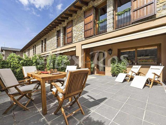 Casa en venta en Urús. Encantadora casa esquinera con jardín y vistas abiertas en Urús. Casas.