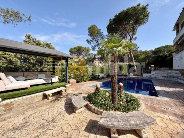 Casa en venta en Vacarisses. EXCLUSIVA CASA A 4 VIENTOS CON JARDÍN Y PISCINA en Vacarisses. Casas.