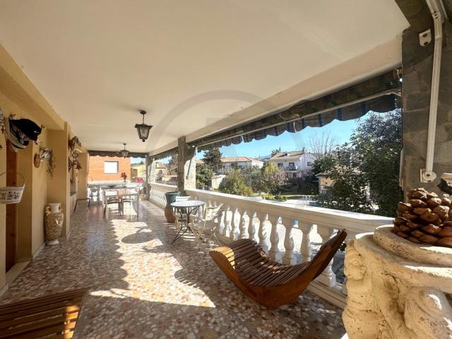 Casa en venta en Vacarisses. MAJESTUOSA CASA CON SOLAR PLANO Y PISCINA. Casas.