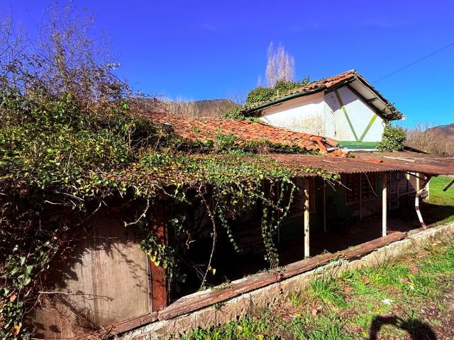 Casa en venta en Val de San Vicente. Casa para rehabilitar con finca de 3.410 m² en Pesués, cerca de la costa. Casas Val de San.
