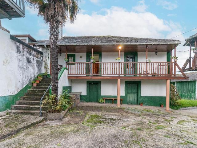 Casa en venta en Valdés. Casa asturiana con encanto y hórreo, a un paso de la costa. Casas.