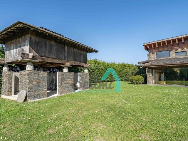 Casa en venta en Valdés. Chalet independiente en venta en Luarca, Valdés Asturias, España. Precio: 1.200.000. Superficie construida: 806 m2. Super. Casas.