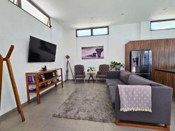 Casa en Venta en Valle Imperial, Zapopan – Acabados de Lujo y Techos de Gran Altura