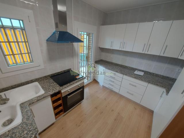 Casa en venta en Vallirana. Casa con vivienda y local comercial. Casas.