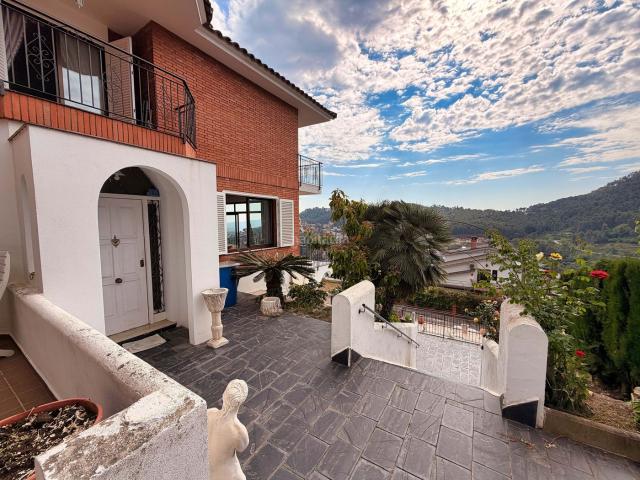 Casa en venta en Vallirana. Casas.