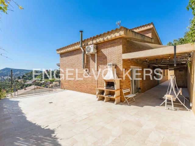 Casa en venta en Vallirana. Descubre tu refugio de lujo en Vallirana. Casas.