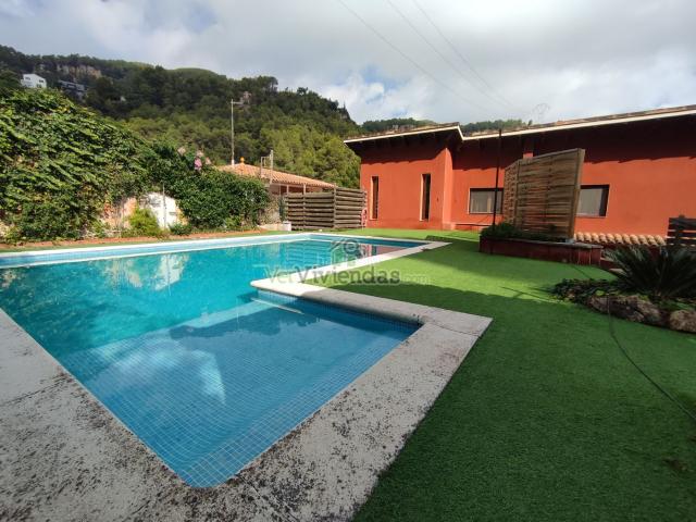 Casa en venta en Vallirana. Espectacular casa con piscina. Casas.