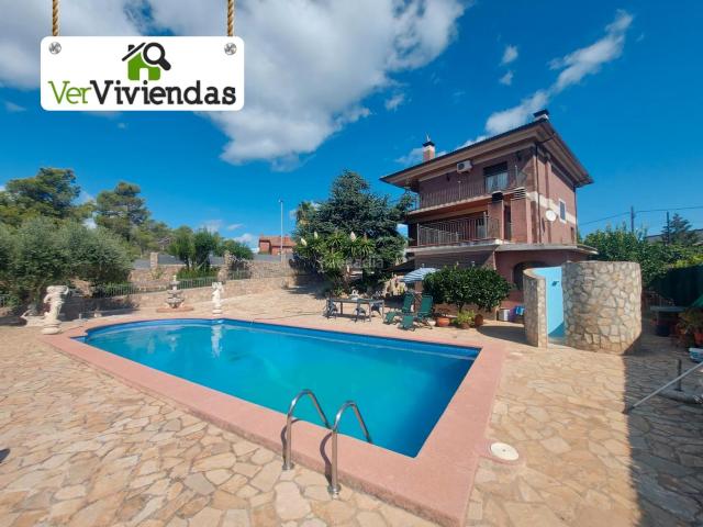 Casa en venta en Vallirana. Magnífica casa de obra vista con piscina. Casas.