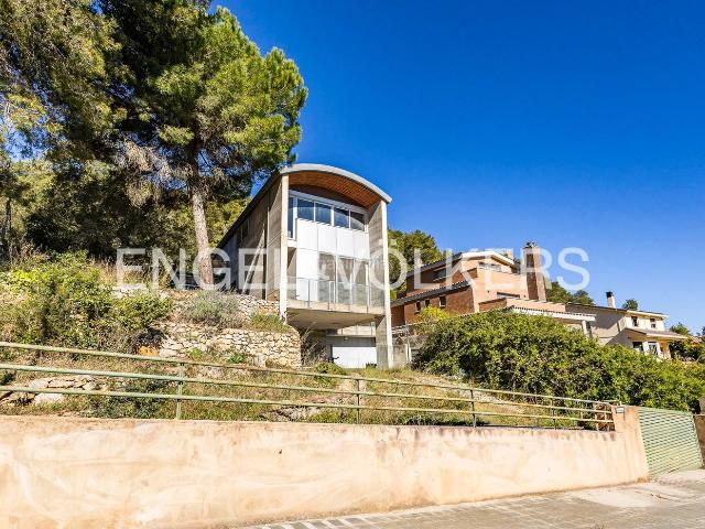Casa en venta en Vallirana. Minimalismo Zen Donde el diseño japonés abraza el horizonte. Casas.