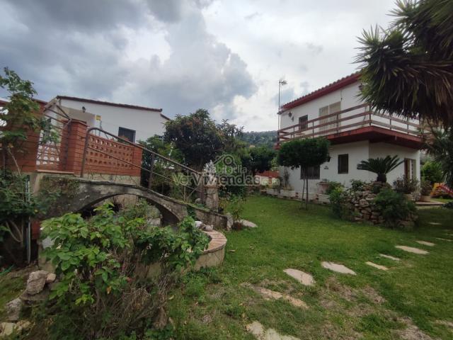 Casa en venta en Vallirana. Preciosa casa con jardín. Casas.