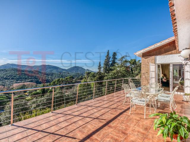 Casa en venta en Vallromanes. Excelentes vistas, pista de tenis, piscina. Casas.