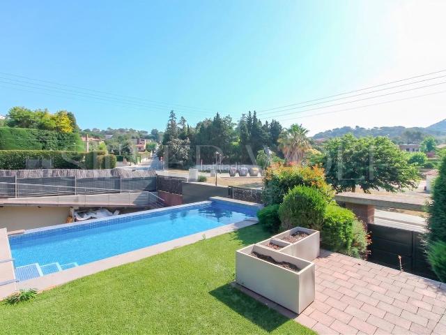 Casa en venta en Vallromanes. LUJO SERENO. Casas.