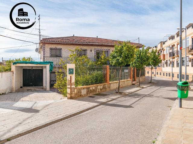 Casa en venta en Vegas del Genil, Ambroz. GRAN VIVIENDA SOBRE SOLAR DE 781 M. Casas Vegas del.