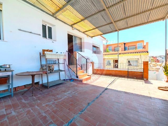 Casa en venta en Vélez Málaga, Camino Algarrobo Las Arenas. IMF GESTIÓN DE INMUEBLES vende Magnífica casa en Vélez Málaga con amplia terraza, garaje privado y excelente luminosidad. Casas Vélez.