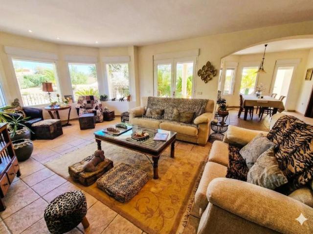 Casa en venta en Vera, Vera Ciudad. VILLA DE LUJO CON FINCA DE 11.000m2 4 Hab Piscina y Privacidad Total en Vera. Casas.
