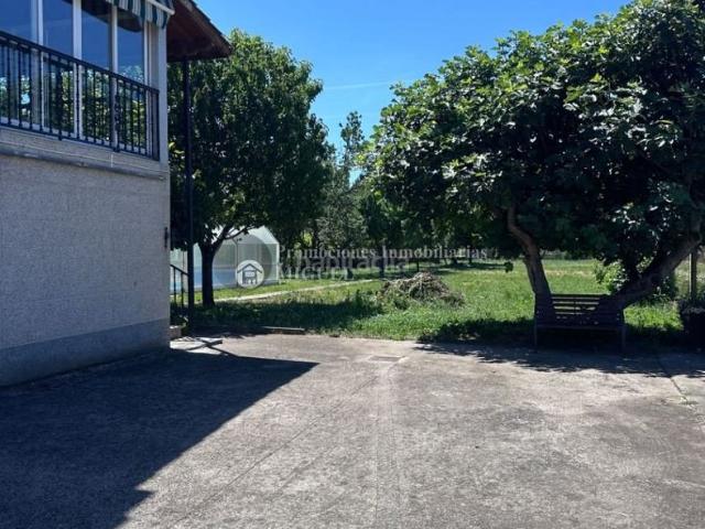 Casa en venta en Verín. Preciosa vivienda con piscina y amplio terreno. Casas.