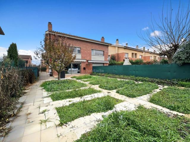 Casa en venta en Vic, Caputxins Ambulatori. Casa de construcción reciente en venta en Vic, Cataluña, situada en un barrio residencial tranquilo, con gran jardín y amplio gara. Casas.