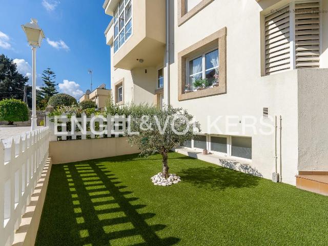Casa en venta en Vigo, Coia. Chalet adosado con vistas a la ría. Casas.