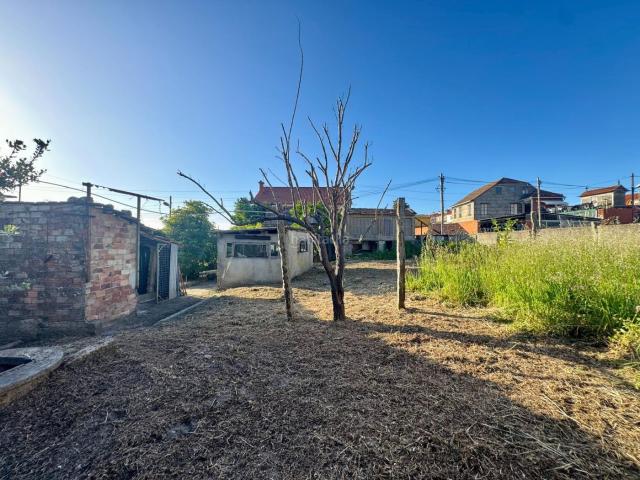 Casa en venta en Vigo, Comesaña Matamá. Propiedad con dos edificaciones sobre parcela de 609 m2 en Vigo. Ref. P456. Casas.