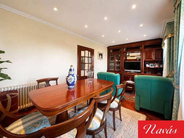 Casa en venta en Vigo, Lavadores. Vivienda unifamiliar con gran terraza, garaje para 4 coches y múltiples posibilidades en Vigo. Casas.