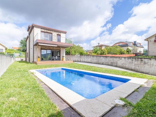 Casa en venta en Vigo, Valadares Beade. Casa en Beade con piscina privada y Certificacion A. Casas.