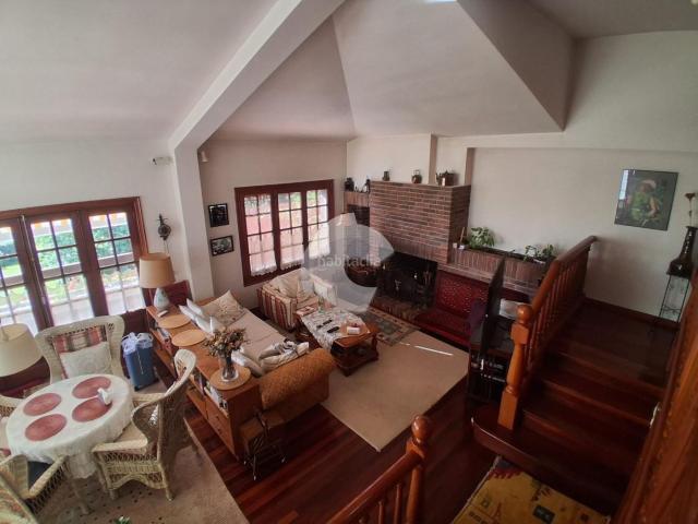 Casa en venta en Vigo, Valadares Beade. Joya arquitectónica de Bar Bóo con vistas infinitas a la ría Este exclusivo chalet, diseñado por el célebre arquitecto Xosé Bar B. Casas.