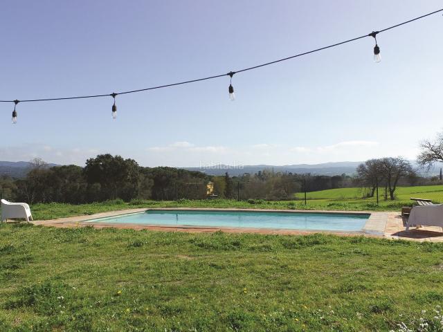 Casa en venta en Vidreres, Centre. Encantadora casa de campo en Vidreres, Girona, con 5 dormitorios, piscina y amplios jardines en una parcela de más de 36.000 m. Di. Casas.